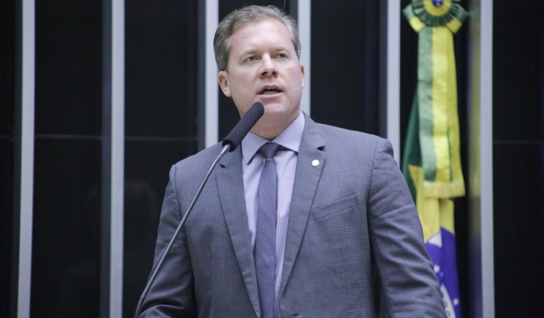 Deputado pede votação rápida para piso nacional dos profissionais da saúde