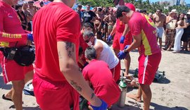 Homem vítima de afogamento é resgatado e recebe atendimento na praia de Pajuçara, mas morre no local