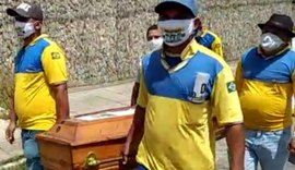 Funcionários dos Correios carregam caixão com imagem de presidente durante passeata