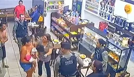 Vídeo: Em penedo, bebê sofre parada respiratória e é salva por policiais em loja de conveniência