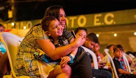 Cine Massa é sucesso em Ipioca e encanta crianças com filme a céu aberto e sorteio de prêmios