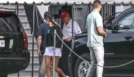 Após rumores na internet, Donald Trump aparece vivo em campo de golfe com a neta