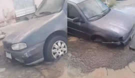 Parte dianteira de carro é 'engolida' por asfalto após vazamento na Pajuçara, em Maceió