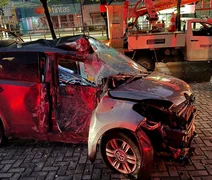 Motorista de aplicativo colide com poste e deixa região do Farol sem energia