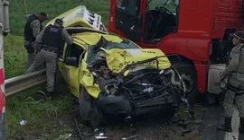 VÍDEO: Militares escapam ilesos após viatura da PM ser destruída por carreta na BR-101