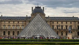 Assaltantes mascarados invadem e roubam joias do Museu do Louvre, na França