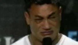 Popó anuncia aposentadoria e chora durante coletiva de imprensa