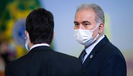 Marcelo Queiroga faz gesto obsceno a manifestantes em NY