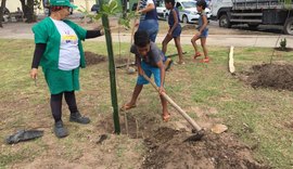 Crianças da Vila Emater plantam árvores em Cruz das Almas