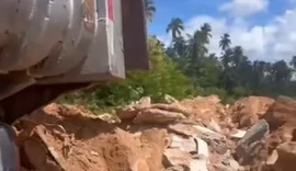 VÍDEO: Motorista de caminhão-caçamba é preso em flagrante por crime ambiental no Rio Ipioca