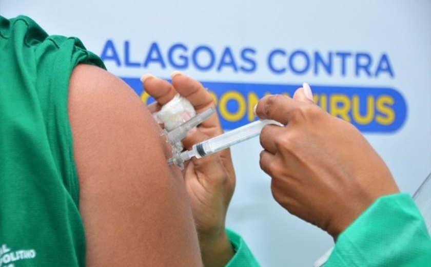 Alagoas retoma vacinação de adolescentes e inicia aplicação da dose de reforço em idosos