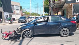 Mulher fica ferida em colisão entre carro e moto no Salvador Lyra, em Maceió