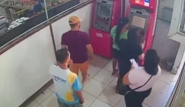 Dupla rouba cartão bancário e senha de mulher em caixa eletrônico de supermercado em Maceió