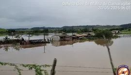 Rio Camaragibe transborda e causa alagamentos em Matriz de Camaragibe