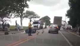 Motociclista tem cabeça esmagada após se envolver em acidente com caminhão