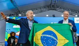 Lula chama Trump 'para conversar' e reafirma que Brasil tenta negociar