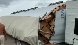 Carreta transportada de café tomba na BR-101 em Alagoas e interdita trecho da rodovia