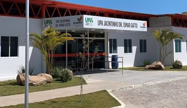 Homem é espancado por grupo e sofre atentado em UPA de Maceió