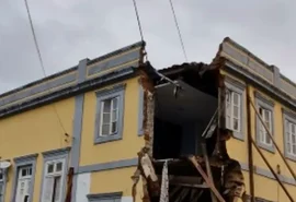 Prédio histórico onde viveu pai de Théo Brandão desaba em Viçosa após fortes chuvas