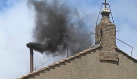Conclave: segundo dia começa com fumaça preta; papa não foi escolhido