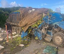 Caminhão tomba após colisão e deixa um ferido na BR-316, em Pilar