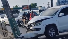 Motorista de caminhonete colide com poste em frente a condomínio de luxo e fica ferido em Arapiraca