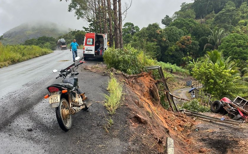 Jornal De Alagoas Caminh O Cai De Ribanceira Ap S Capotar Na Br E