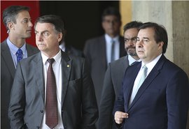 Bolsonaro diz que Maia é culpado pela perda da MP do 13º do Bolsa Família