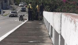 Agentes da SMTT salvam jovem de 19 anos que queria pular de ponte em Maceió