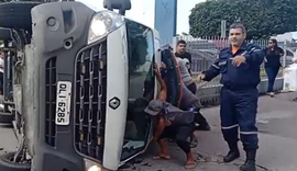 Ambulância com gestante capota após colidir contra ônibus em Maceió