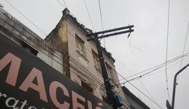 Prédio antigo no Centro de Maceió apresenta rachadura e é vistoriado pela Defesa Civil