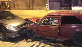 Mulher é arrastada presa a carro por 1 km e morre; condutor do veículo só parou após colidir com outro automóvel