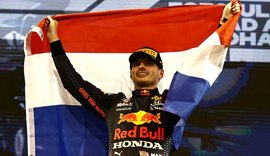 Verstappen ultrapassa Hamilton na última volta em Abu Dhabi e é campeão da F1