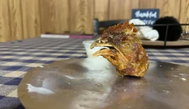 Mulher encontra cabeça de galinha em balde de frango frito