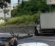Caminhão derruba poste e deixa passageiros de van ilhados em Maceió
