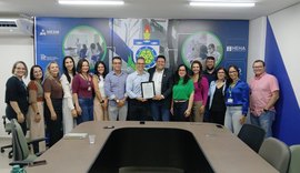 Vereador Allan Pierre homenageia a Uncisal com a entrega de uma Moção de Aplauso