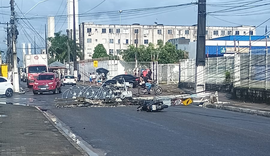 Acidente com caminhão interdita via no bairro da Serraria e desvia trânsito