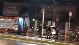 Vídeo: Idoso morre atropelado ao tentar atravessar avenida movimentada em Maceió