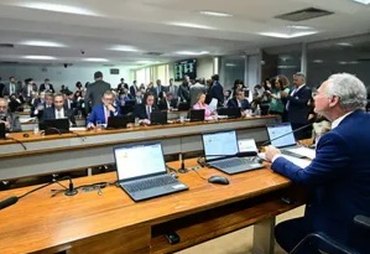 Renan dá drible em Lira e toma dianteira na disputa pela isenção do IR