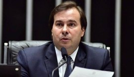 Maia se nega a abrir impeachment após nova agressão de Bolsonaro a jornalista