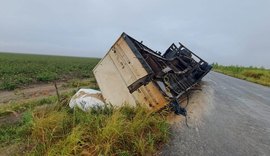Carreta com carga de areia fica destruída após tombar em curva fechada da AL-105