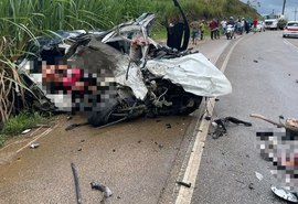 Vídeo: Colisão entre carro e micro-ônibus deixa uma pessoa morta e outra gravemente ferida na AL-105