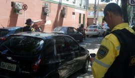 SMTT autua veículos por estacionamento irregular em Maceió