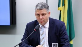 Comissão aprova projeto que prevê vacinação domiciliar para idosos com dificuldades de locomoção