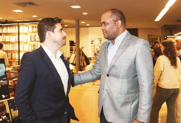João Costa prestigia o lançamento do livro “Os Guardiões do Sul”, de Marcio Alves Martins em São Paulo