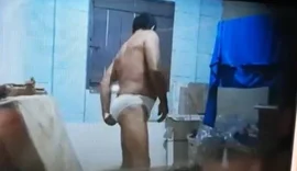 Vídeo: homem é filmado invadindo casa para cheirar e usar calcinhas