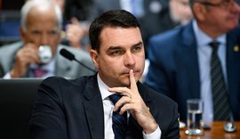 Flávio Bolsonaro e sócio entregam loja de chocolate investigada