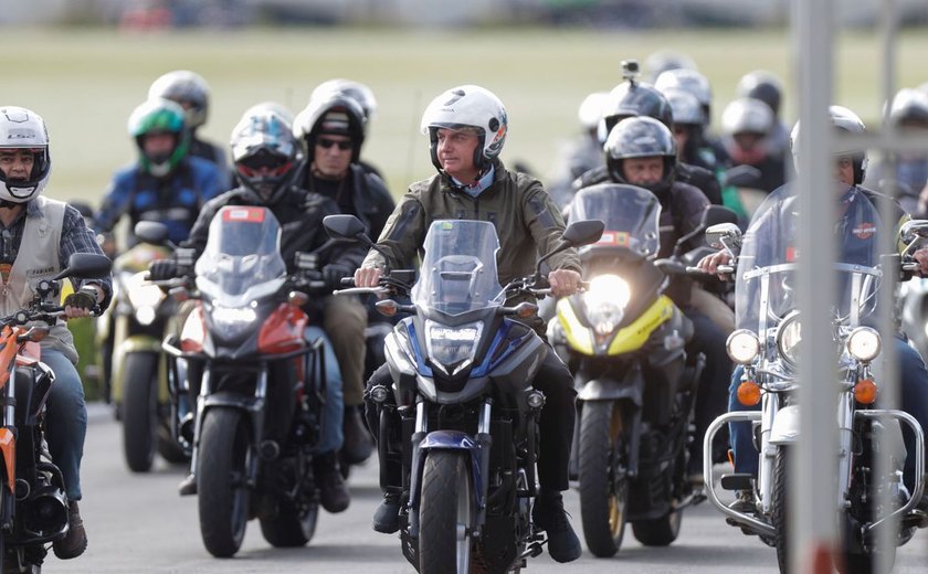 Bolsonaro faz passeio de moto em homenagem ao Dia das Mães