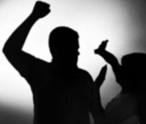 Mulher é agredida pelo companheiro após flagrá-lo sendo beijado por outro homem em festa