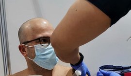 Médico Alagoano recebe vacina contra a Covid-19